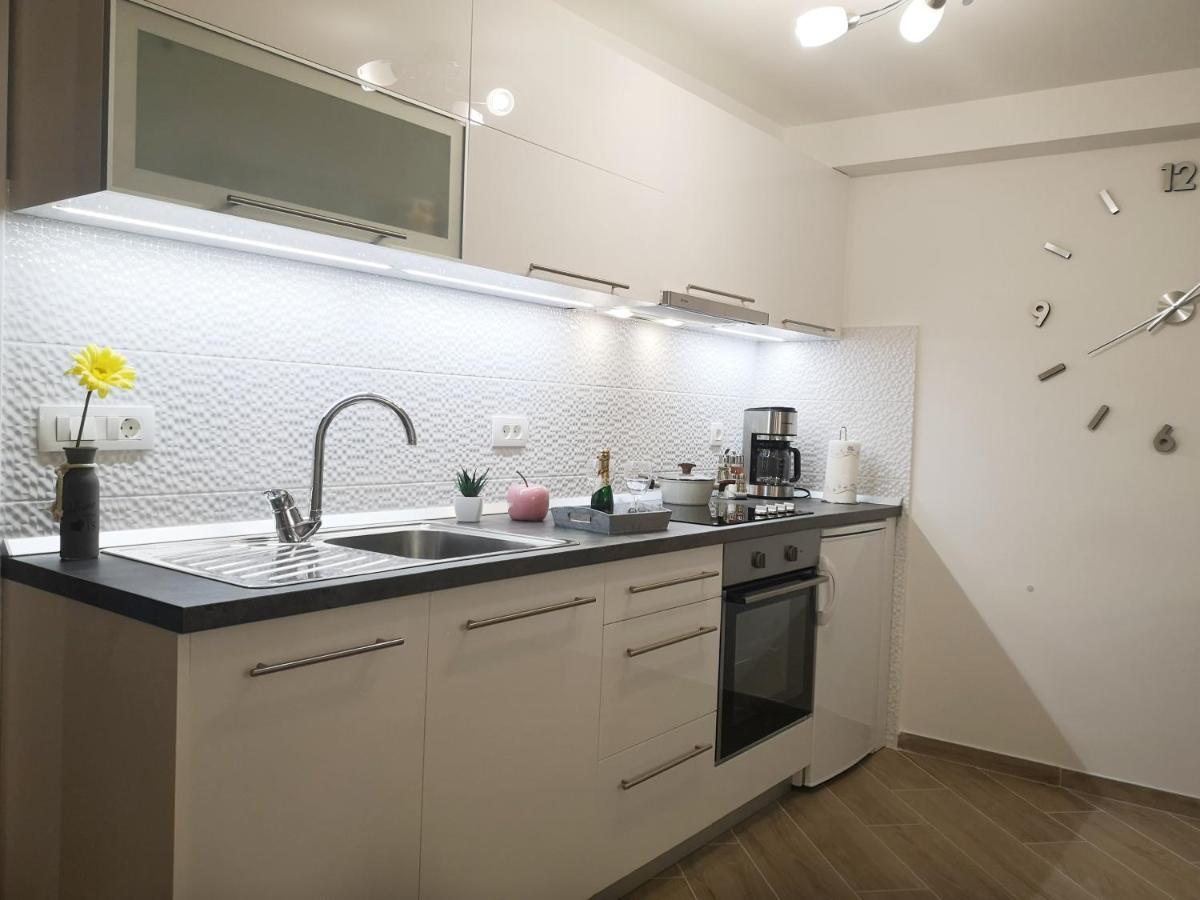 One Bedroom Guesthouse Tina Матульи Экстерьер фото