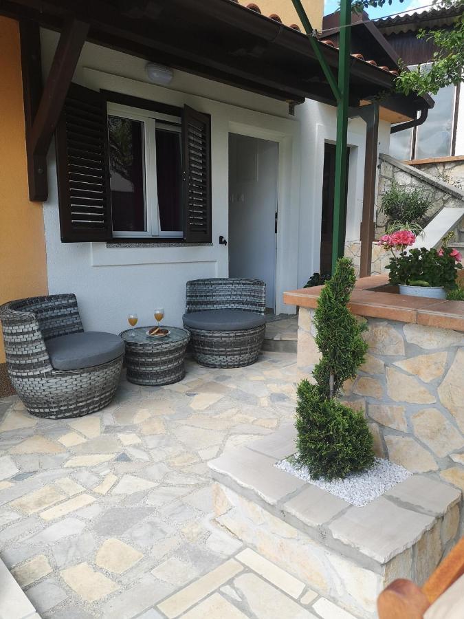 One Bedroom Guesthouse Tina Матульи Экстерьер фото